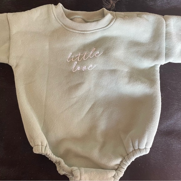 Boutique NWOTS  “Little  Love” Bubble Sweatshirt Romper! Fits 6-12 And 12-18 Mon - Picture 7 of 9